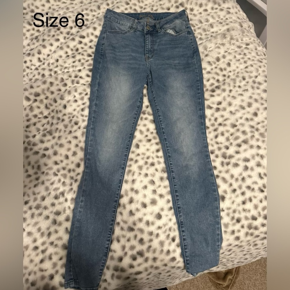 Rue 21 
Dark wash jeans 
Size 6 
Teen girl